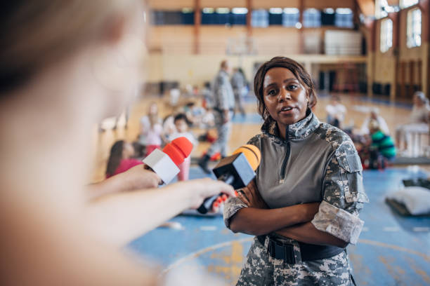 istock Press talking to a female soldier 1418508473