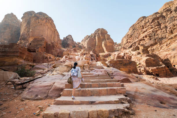 mujer visitando la antigua ciudad de petra en jordania - jordania fotografías e imágenes de stock