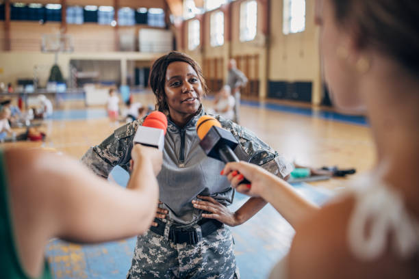 istock Press talking to a female soldier 1418511105