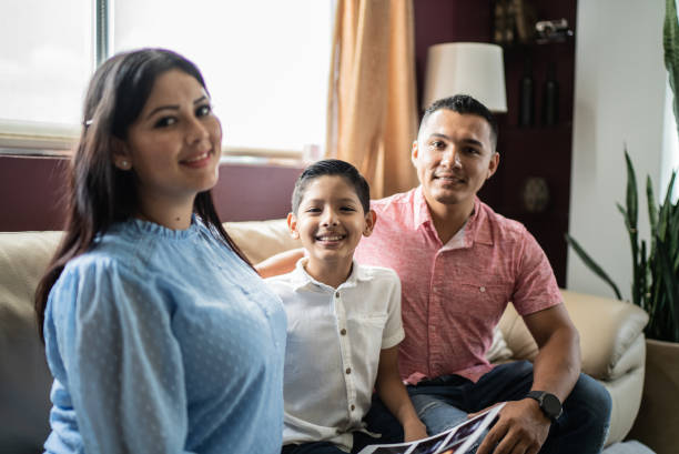 portret rodziny patrzącej na wyniki usg w domu - looking at camera two parent family latin american and hispanic ethnicity heterosexual couple zdjęcia i obrazy z banku zdjęć