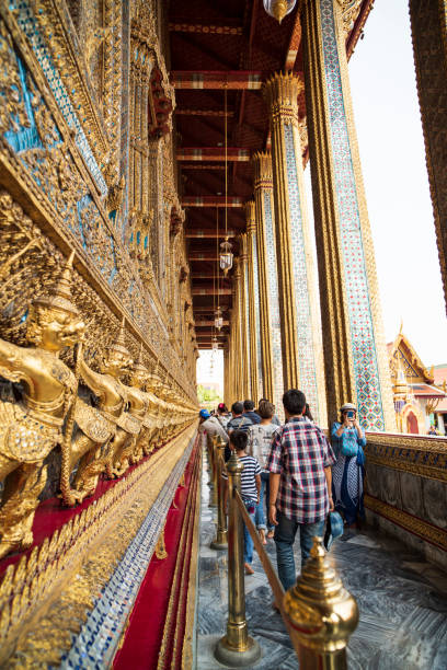 garuda wat phra kaew - garuda bangkok thailand gold photos et images de collection