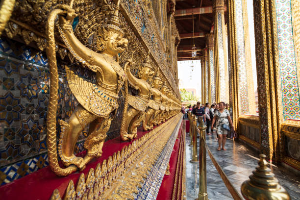 garuda wat phra kaew - garuda bangkok thailand gold imagens e fotografias de stock