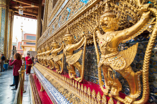 garuda wat phra kaew - garuda bangkok thailand gold imagens e fotografias de stock