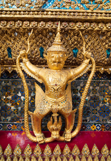 garuda wat phra kaew - garuda bangkok thailand gold photos et images de collection