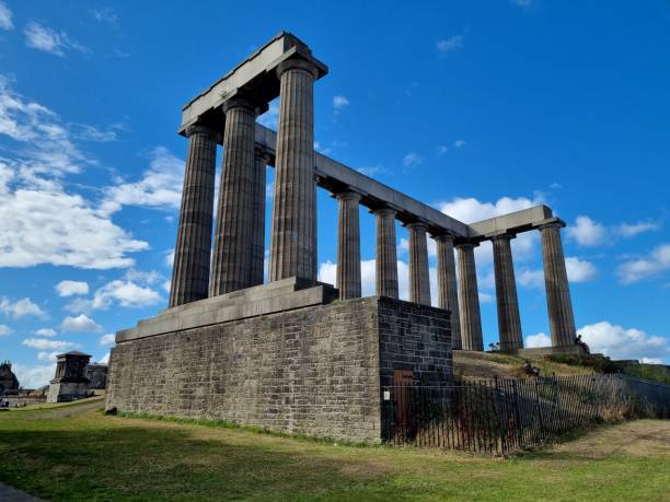 памятник калтон хилл в эдинбурге - national monument стоковые фото и изображения