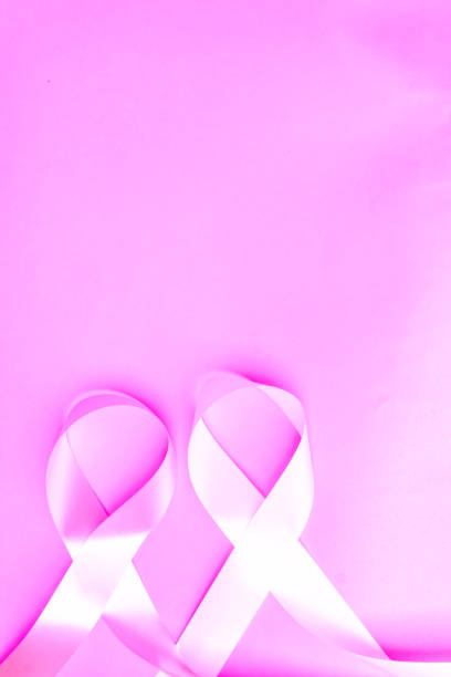 ruban de sensibilisation au cancer du sein, ruban rose, ruban blanc, lutte contre la violence à l’égard des femmes - breast cancer cancer breast cancer awareness ribbon pink photos et images de collection