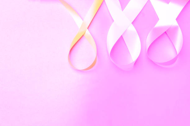 ruban de sensibilisation au cancer du sein, ruban rose, ruban blanc, lutte contre la violence à l’égard des femmes, et ruban jaune, prévention du suicide. - breast cancer cancer breast cancer awareness ribbon pink photos et images de collection