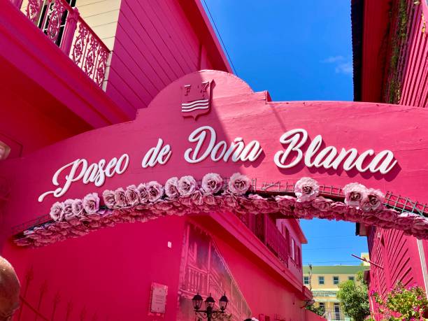 dominikanische republik- puerto plata - altstadt - paseo de donna blanca - pink buildings stock-fotos und bilder