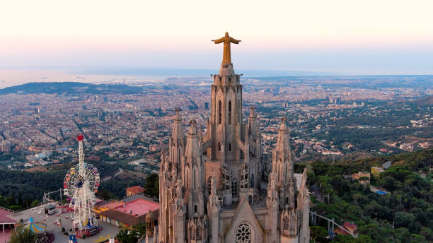 vista aérea do horizonte de barcelona com o templo sagrat cor ao nascer do sol. montanha tibidabo. catalunha, espanha - mount tibidabo - fotografias e filmes do acervo