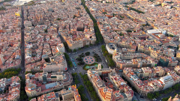 luftaufnahme der plaça catalunya in barcelona, spanien. dieser platz gilt als das stadtzentrum und einige der wichtigsten straßen treffen sich dort - avenida diagonal stock-fotos und bilder