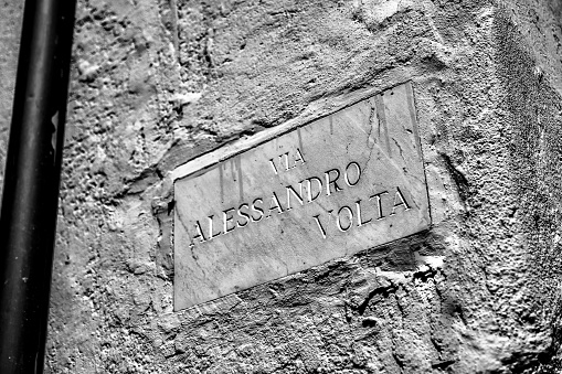 Señalización que señala Via Alessandro Volta en la montaña sobre el lago de Como, Italia photo