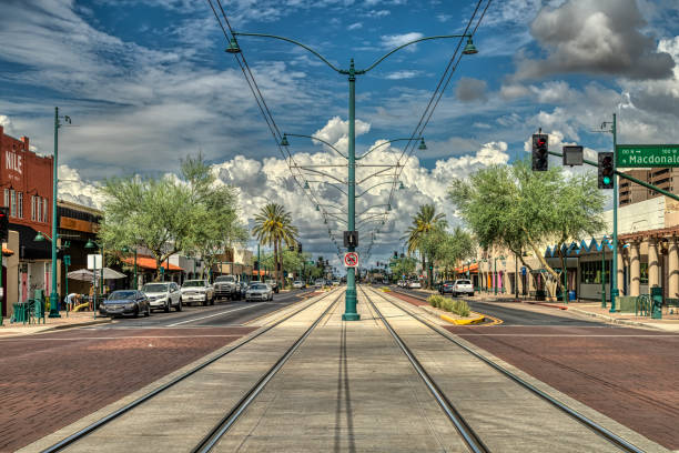 アリゾナ州メサのダウンタウンの曇りの日 - phoenix arizona city road ストックフォトと画像