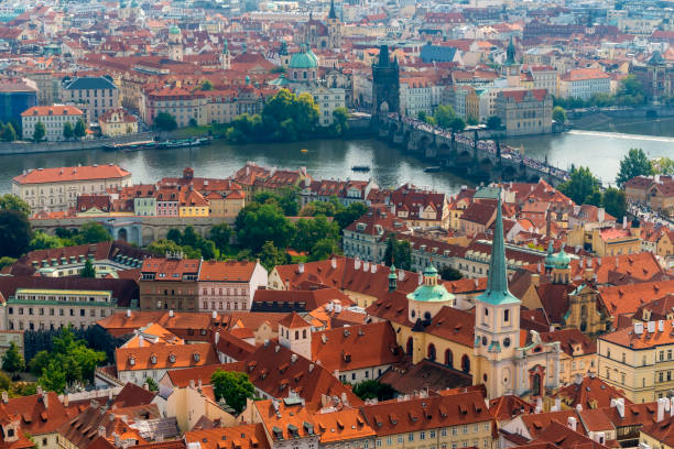 vltava river와 charles bridge, 체코 프라하 - middle ages international landmark eastern europe architectural styles 뉴스 사진 이미지