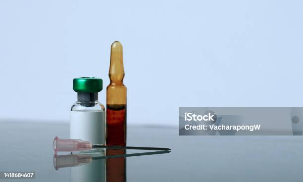 Tofedex Injeksi Ampul Botol Obat Dan Jarum Untuk Peralatan Injeksi Vaksin Foto Stok ...