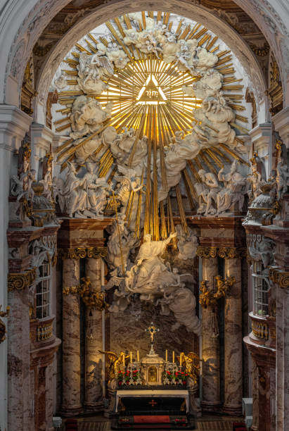 алтарь в стиле барокко в церкви карлскирхе, вена, австрия - altar church vienna gothic style стоковые фото и изображения