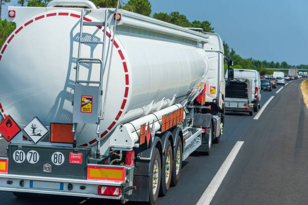 cysterna paliwowa w retencji na autostradzie z pomarańczowymi tablicami identyfikującymi niebezpieczeństwo i przewożony towar, transport zgodnie z przepisami adr. - truck fuel tanker oil semi truck zdjęcia i obrazy z banku zdjęć