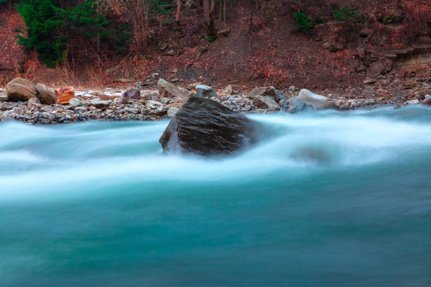 流れる水の中の天然岩 - natural phenomenon waterfall rock tranquil scene ストックフォトと画像