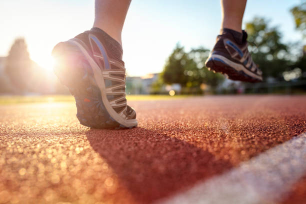 бег по спортивной дорожке - mens track фотографии стоковые фото и изображения