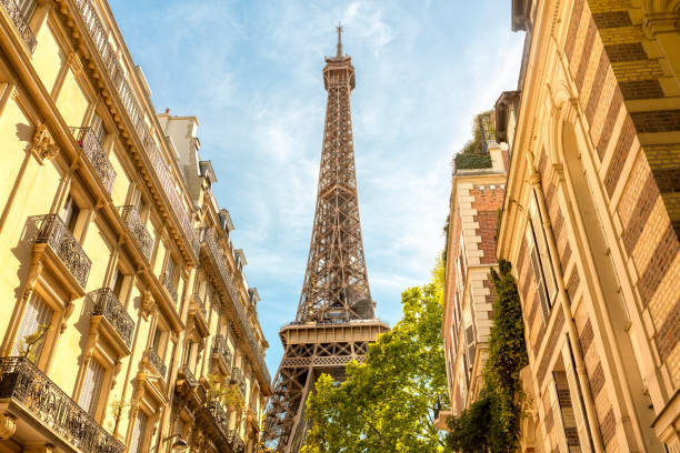 eiffelturm paris mit pariser häuserarchitektur - paris stock-fotos und bilder