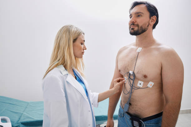 el cardiólogo rastreó a un hombre adulto con afección cardíaca utilizando el monitoreo holter con sensores de ecg - pulse trace electrode human heart holter fotografías e imágenes de stock