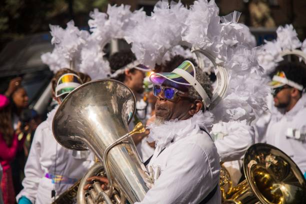 musiker beim notting hill carnival 2022 - marching band stock-fotos und bilder