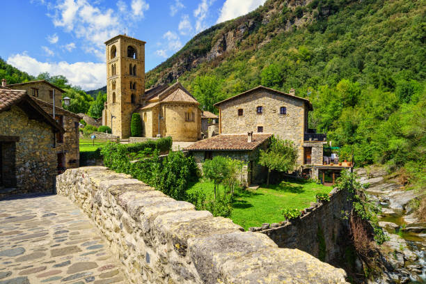 starożytny kamienny most, który przechodzi nad rzeką w górskiej wiosce beget, girona, hiszpania. - romanesque zdjęcia i obrazy z banku zdjęć