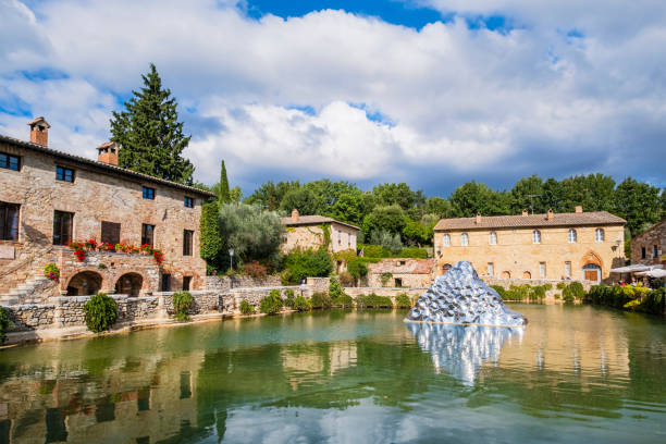'piazza delle sorgenti' in bagno vignoni, val d'orcia - tuscany - vignoni imagens e fotografias de stock