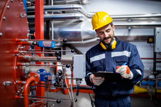 ingenieur supervisor, der qualitätskontrolle in der fabrik durchführt. - industriearbeiter stock-fotos und bilder