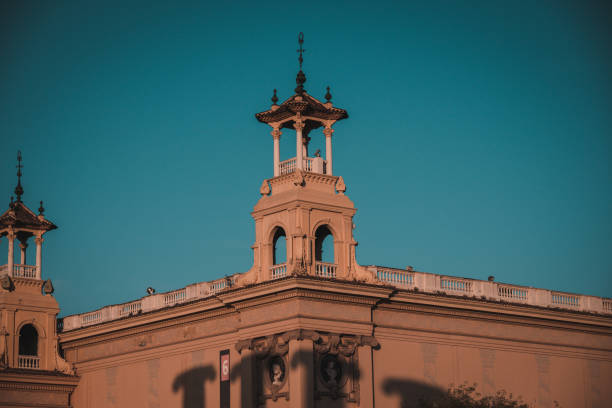 wieże narodowego muzeum sztuki katalonii w zachodzącym słońcu. - castle catalonia spain majestic zdjęcia i obrazy z banku zdjęć