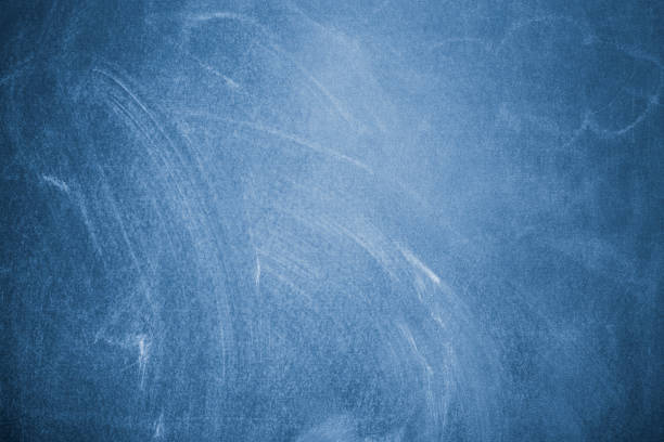 tiza borrada sobre un fondo de pizarra azul. - seamless blackboard textured effect education fotografías e imágenes de stock