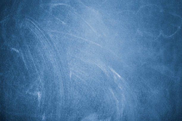 giz dizimado em um fundo de lousa azul. - seamless blackboard textured effect education - fotografias e filmes do acervo