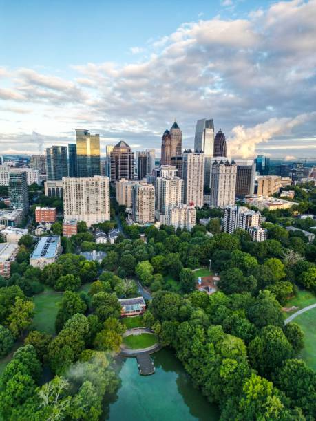 vista verticale del drone del centro di atlanta con edifici moderni e un grande parco verde, georgia - georgia foto e immagini stock