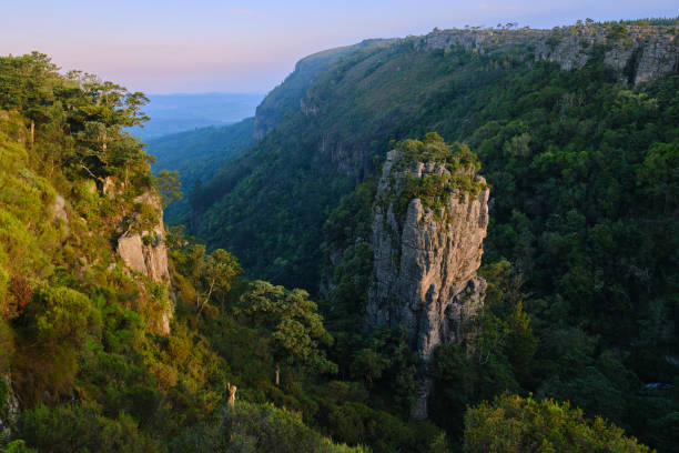 pinnacle rock in sudafrica - pinnacle foto e immagini stock