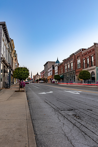 ケンタッキー州のウッドフォード郡 小都市メインストリート アスファルトのストックフォトや画像を多数ご用意 アスファルト, アスファルト