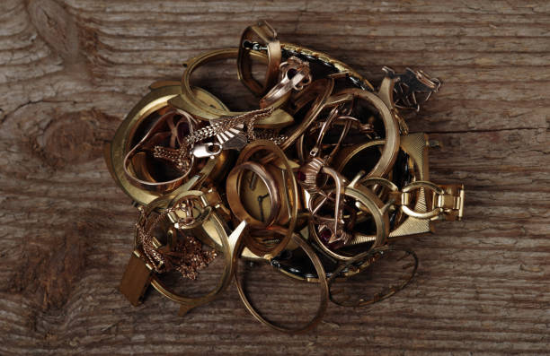 오래되고 깨진 보석, 동전, 금도금 시계 - gold jewelry scrap metal broken 뉴스 사진 이미지