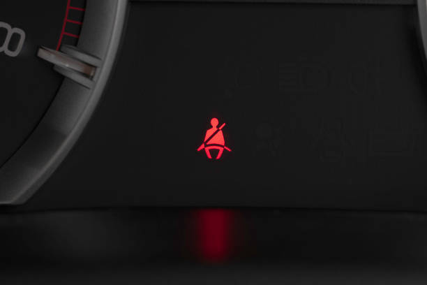 spia della cintura di sicurezza sul cruscotto dell'auto. legge sulla ritenuta di sicurezza, concetto di sicurezza. - warning sign seat belt foto e immagini stock