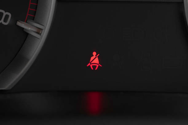 luz de aviso do cinto de segurança no painel do carro. lei de segurança, conceito de segurança. - warning sign seat belt - fotografias e filmes do acervo