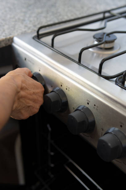 ręka osoby regulującej temperaturę otwartego piekarnika. pokrętło piekarnika do ręcznego obracania. - timer cooking domestic kitchen time zdjęcia i obrazy z banku zdjęć