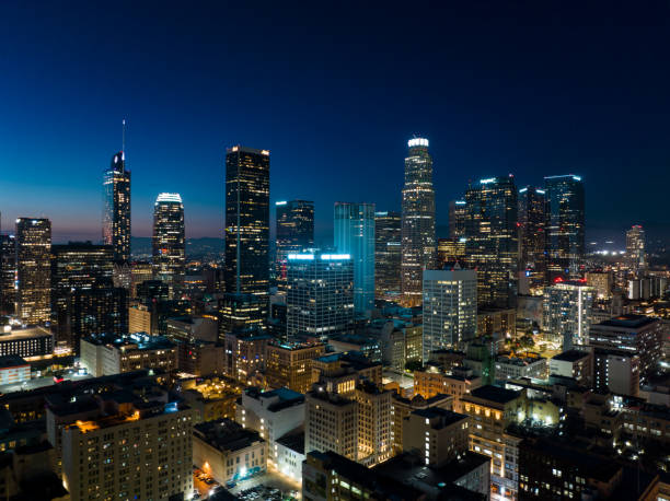 вид с воздуха на центр лос-анджелеса ночью - городской ландшафт стоковые фото и изображения