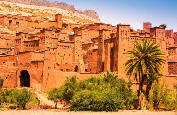 удивительный вид на касбах айт бен-аиду возле уарзазате в атласских горах марокко. объект всемирного наследия с 1987 года. художественная кар - benjamin стоковые фото и изображения