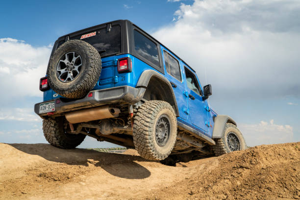 jeep wrangler on a training drive off-road course. - editorial sports utility vehicle car jeep imagens e fotografias de stock