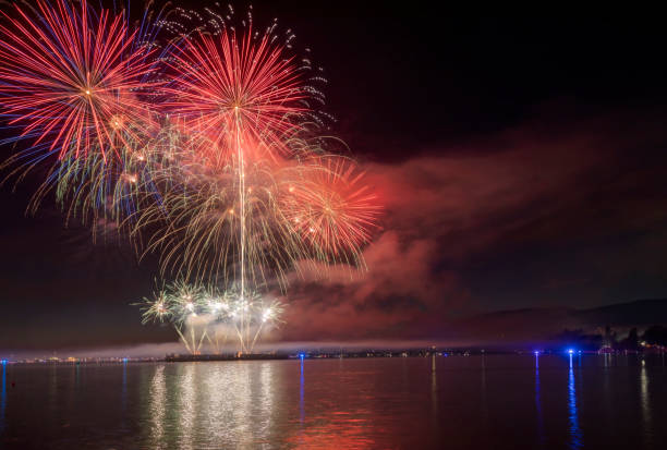 фейерверк на морском входе, ванкувер, британская колумбия - english bay flash стоковые фото и изображения