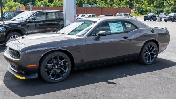 um novo dodge challenger cupê à venda em uma concessionária - used car dealership - fotografias e filmes do acervo