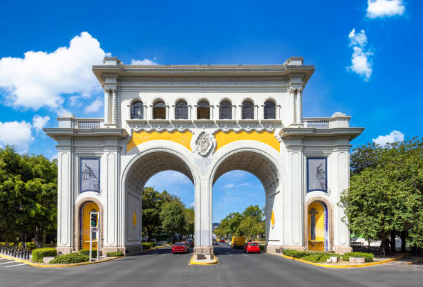 messico monumento guadalajara archi di guadalajara arcos vallarta vicino al centro storico - minerva foto e immagini stock