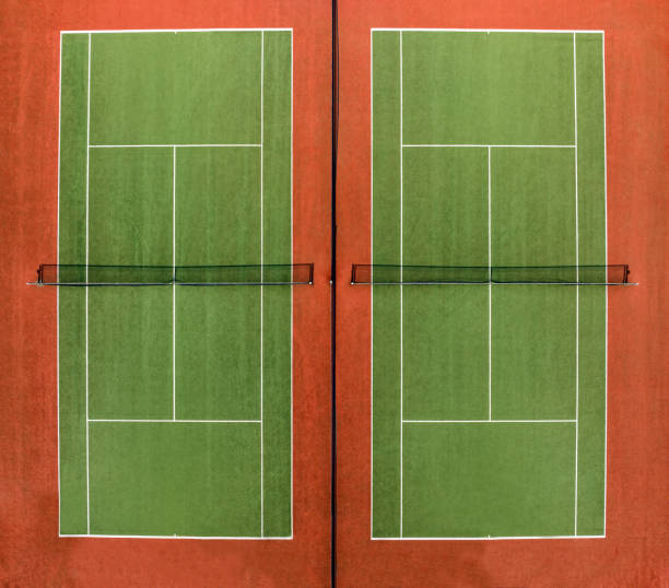 vista aérea aérea de uma quadra de tênis sintética - tennis baseline fun sports and fitness - fotografias e filmes do acervo