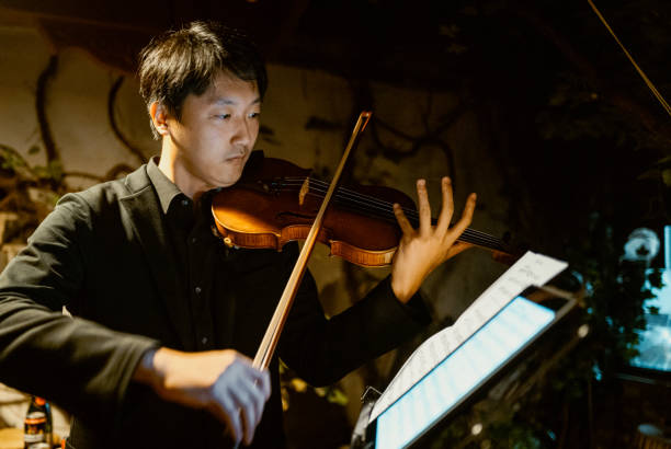 violinista tocando no palco - performer theatrical performance stage china - fotografias e filmes do acervo