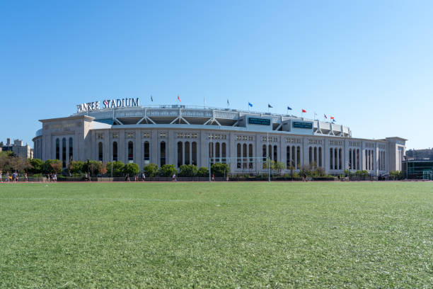 yankee stadium est vu à new york, ny, états-unis, le 19 août 2022. - new york yankees photos et images de collection