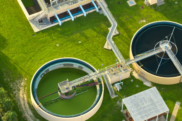 Aerial view of modern water cleaning facility at urban wastewater treatment plant. Purification process of removing undesirable chemicals, suspended solids and gases from contaminated liquid. vista aérea de la moderna instalación de limpieza de agua en la planta de tratamiento de aguas residuales urbanas. proceso de purificación de eliminación de productos químicos indeseables, sólidos en suspensión y gases de líquidos contaminados