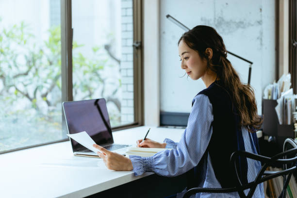 istock A woman who works with materials (home, telework, office) 1418919804