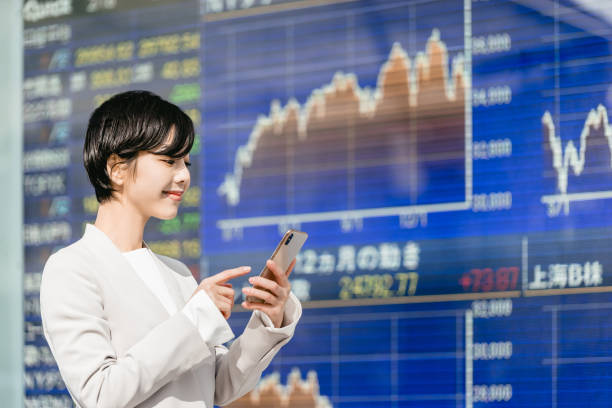 woman looking at stock market board - number 33 fotos imagens e fotografias de stock